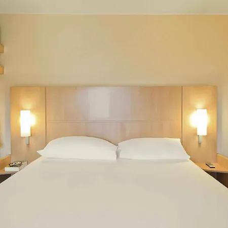Ibis Centre Gare Hotel 3*